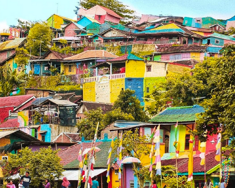 Kapmpung Pelangi pueblo arcoíris lleno de color. Obras de arte en la calle. Casas pintadas,