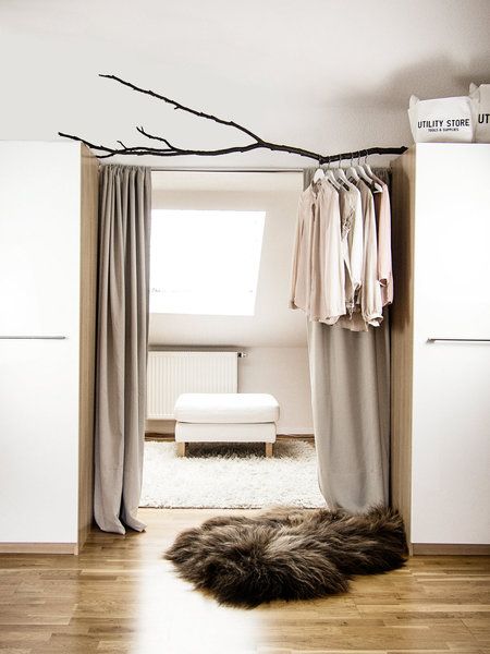 Clóset abierto con cortina para guardar tu ropa de manera organizada y limpia.