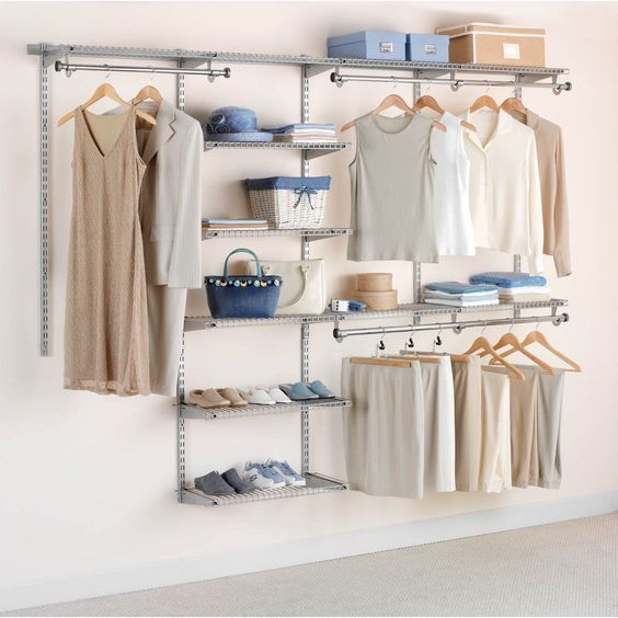 Ideas para guardar tu ropa cuando no tienes un armario