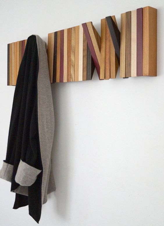 Estos ganchos o tablones de madera te pueden ser útiles para colgar, chamarras, camisas, cardigans y sombreros en tu cuarto. Una forma de ahorrar espacio en tu casa para organizar tu ropa.