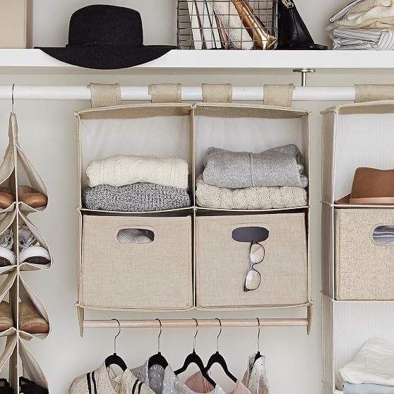 Usa compartimentos hecho de tela para crear un armario abierto en tu cuarto y que forme parte de la decoración minimalista de tu casa.