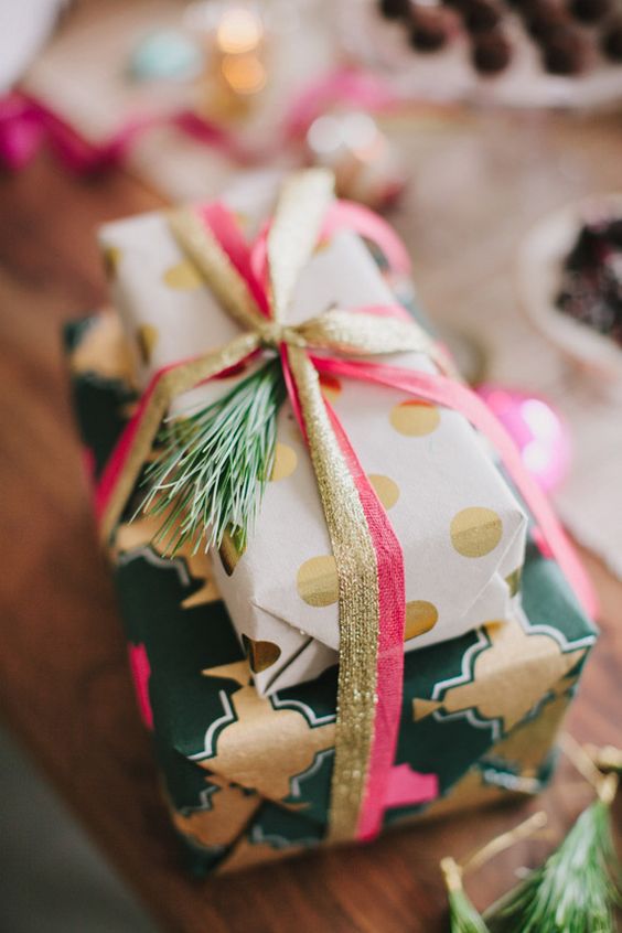 Envoltura de regalos con puntos, Ideas para envolver regalos, como envolver regalos, ideas originales para envolver regalos, ideas ecologicas para envolver regalos, regalos de navidad, como envolver tus regalos de navidad, ideas originales para envolver regalos de navidad.