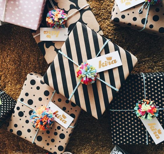Envoltura de regalo con rayas, print de rayas, print de estrellas, Ideas para envolver regalos, como envolver regalos, ideas originales para envolver regalos, ideas ecologicas para envolver regalos, regalos de navidad, como envolver tus regalos de navidad, ideas originales para envolver regalos de navidad.