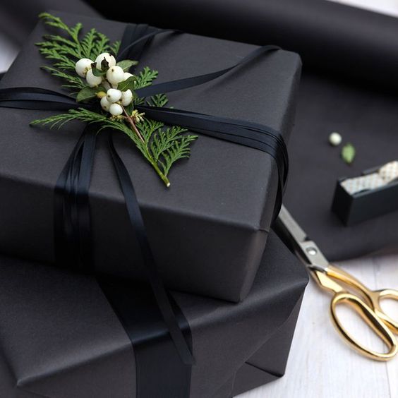 Envoltura negra de regalo, print negro, Ideas para envolver regalos, como envolver regalos, ideas originales para envolver regalos, ideas ecologicas para envolver regalos, regalos de navidad, como envolver tus regalos de navidad, ideas originales para envolver regalos de navidad.