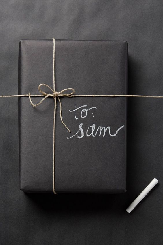 Ideas originales para envolver tu regalo, envoltura negra, envoltura mate de regalo, Ideas para envolver regalos, como envolver regalos, ideas originales para envolver regalos, ideas ecologicas para envolver regalos, regalos de navidad, como envolver tus regalos de navidad, ideas originales para envolver regalos de navidad.